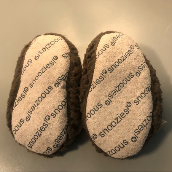 Baby slippers and newborn mittens - Picture 5 of 14